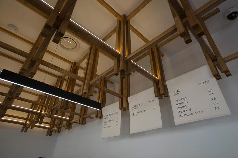 12 坪极简咖啡厅，打造温馨氛围-9