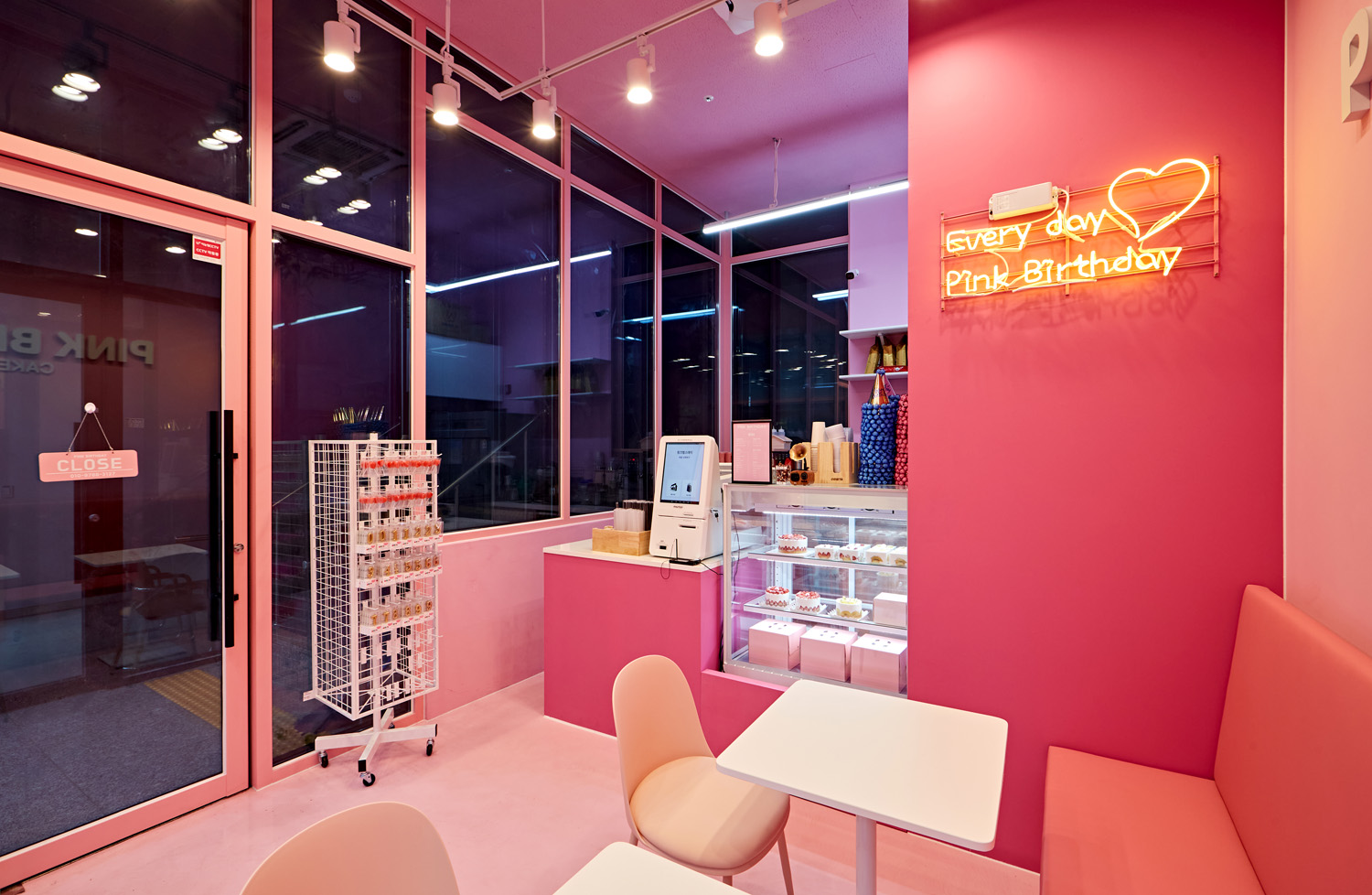 粉色碰撞的极致魅力 | 10 平米厨房的创意设计-6