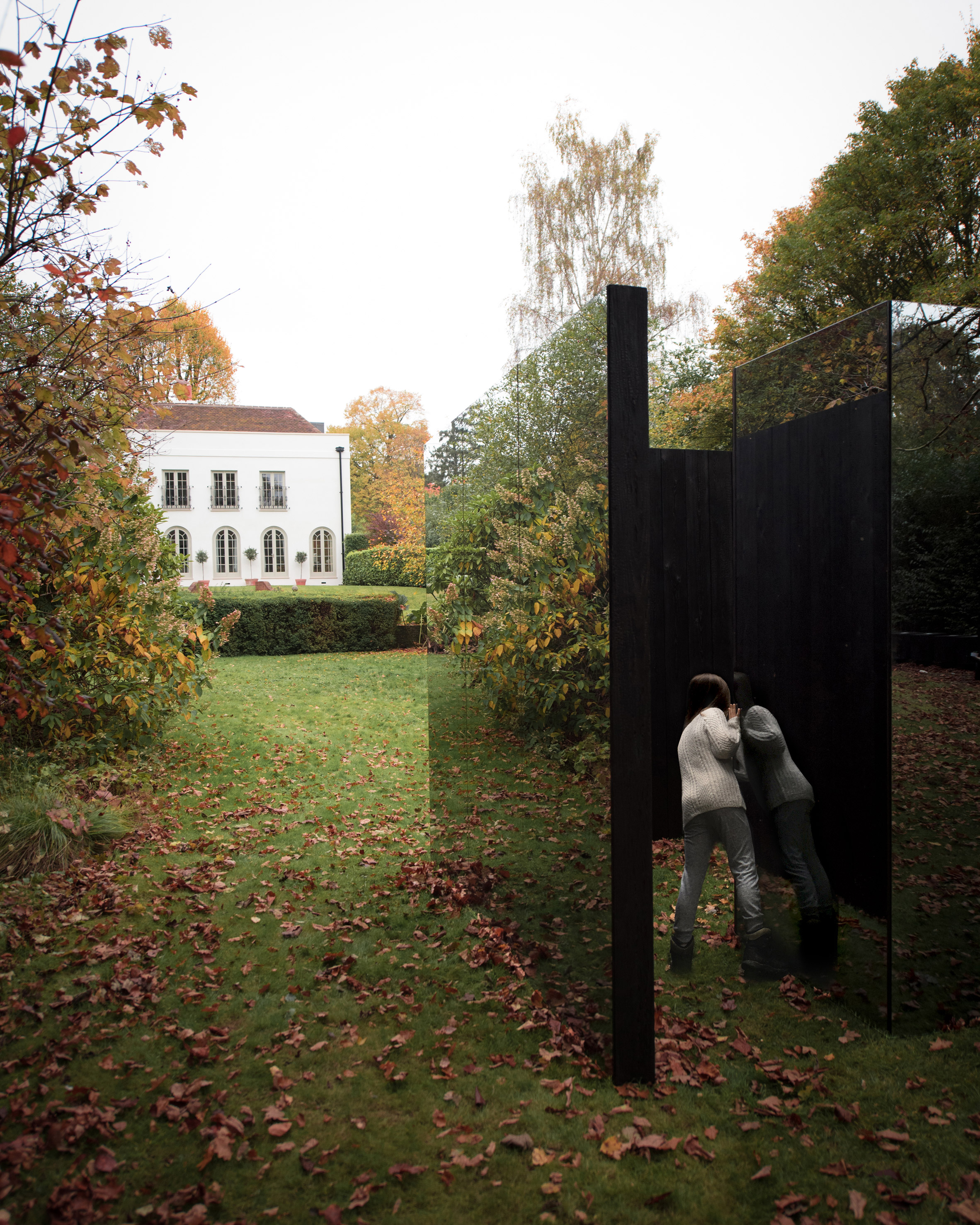 伦敦建筑师打造烟熏玻璃与烧焦木材的树屋-13