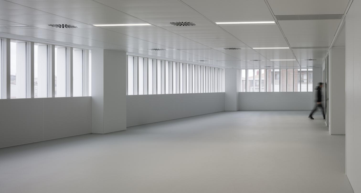 白色网格立面的新医疗建筑 | Idom 的生物十字学院设计-13