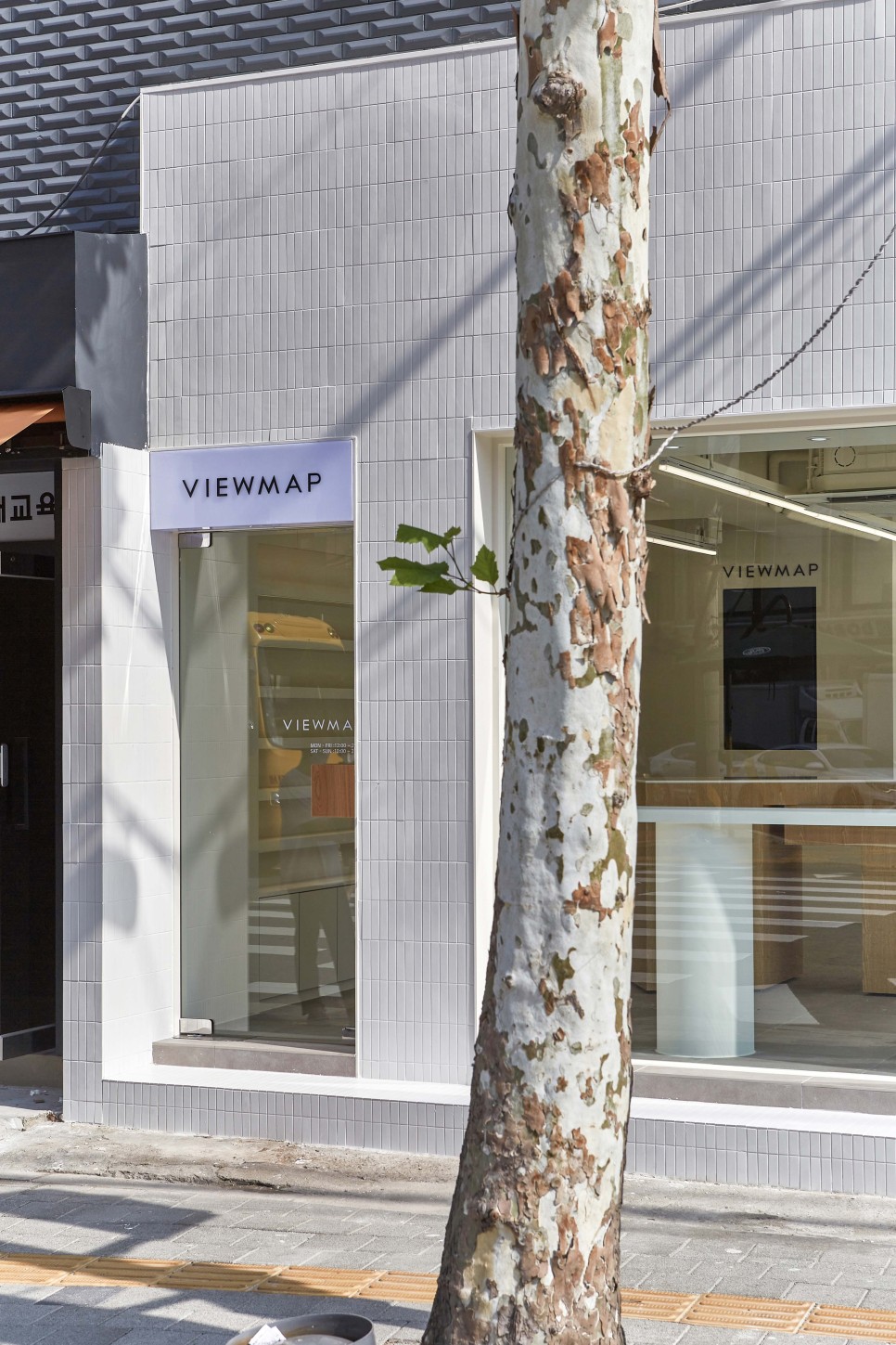 白色与木质，打造 15 平米眼镜店的极简魅力-19