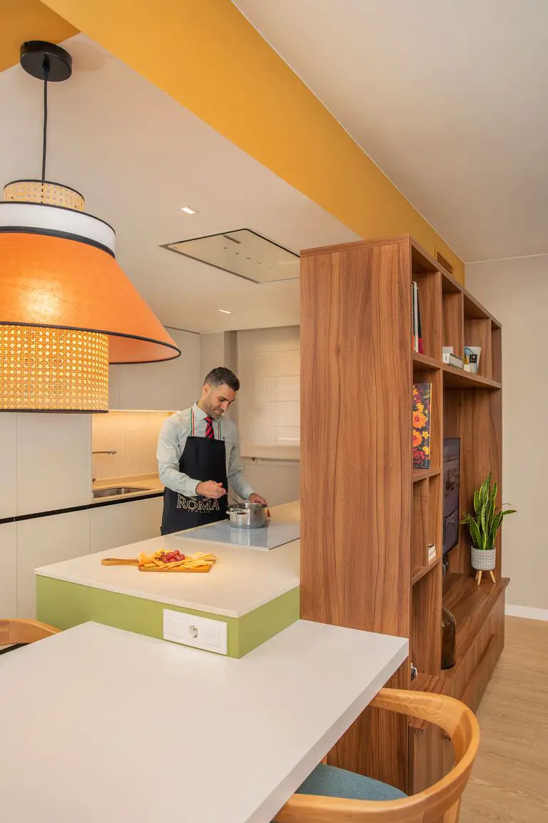 旋转家具打造开放式厨房,绿色与陶土色彩的巧妙运用-8