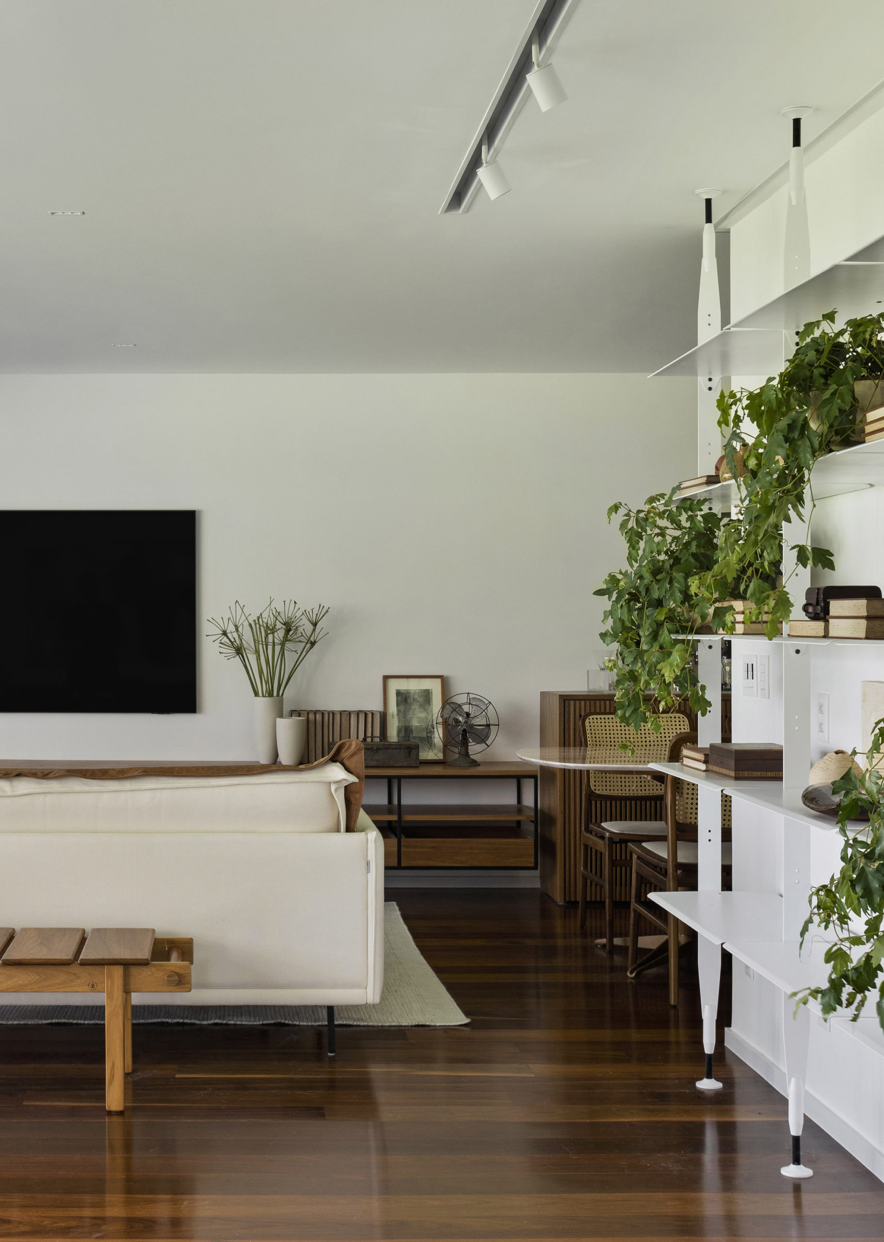 Generosa varanda na sala motiva família a trocar de apartamento no mesmo bairro - Conexão Decór-8