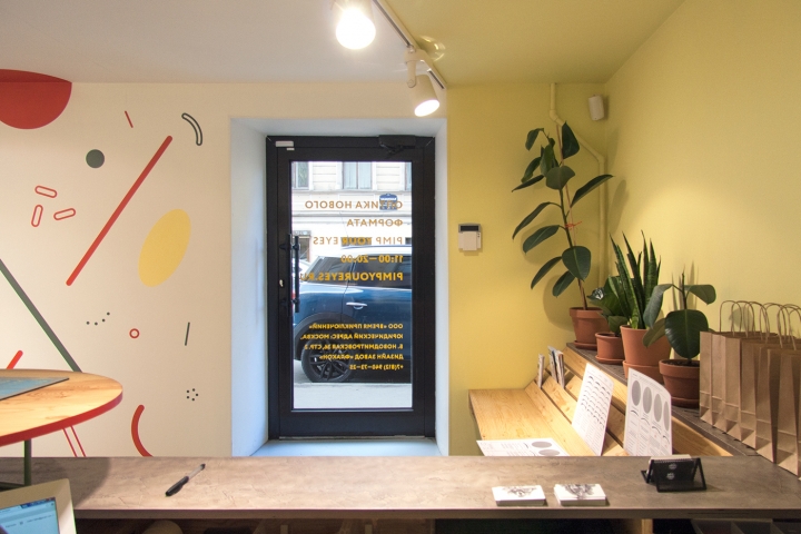 圣彼得堡清新宜人的26平米眼镜专卖店P Y E Store-4