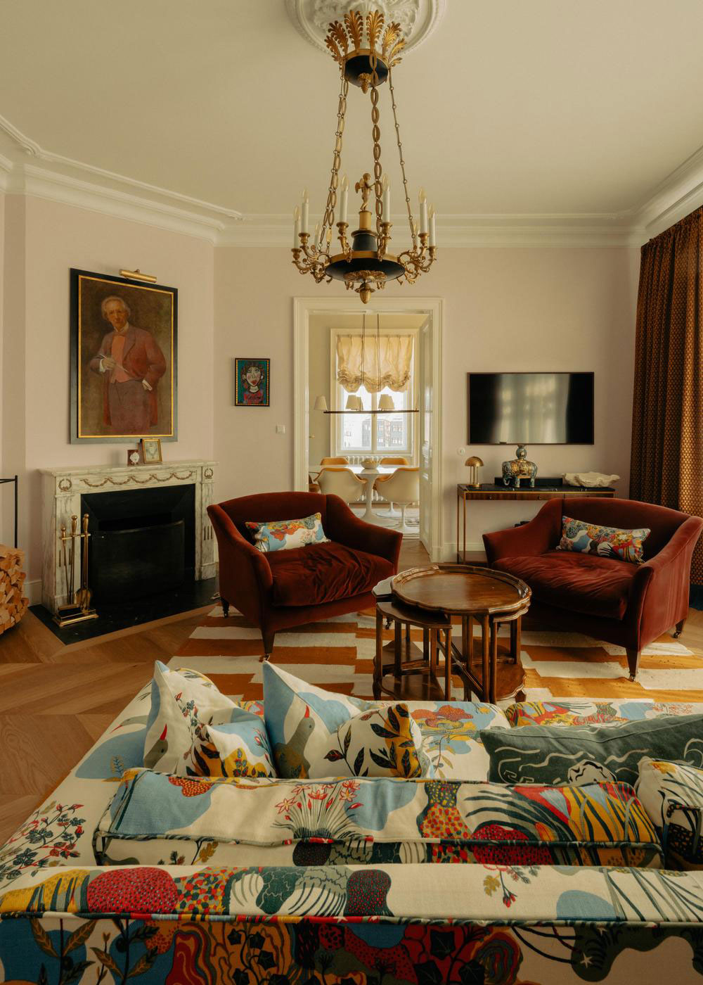 华丽的维也纳公寓,带有红色厨房和复古家具-10