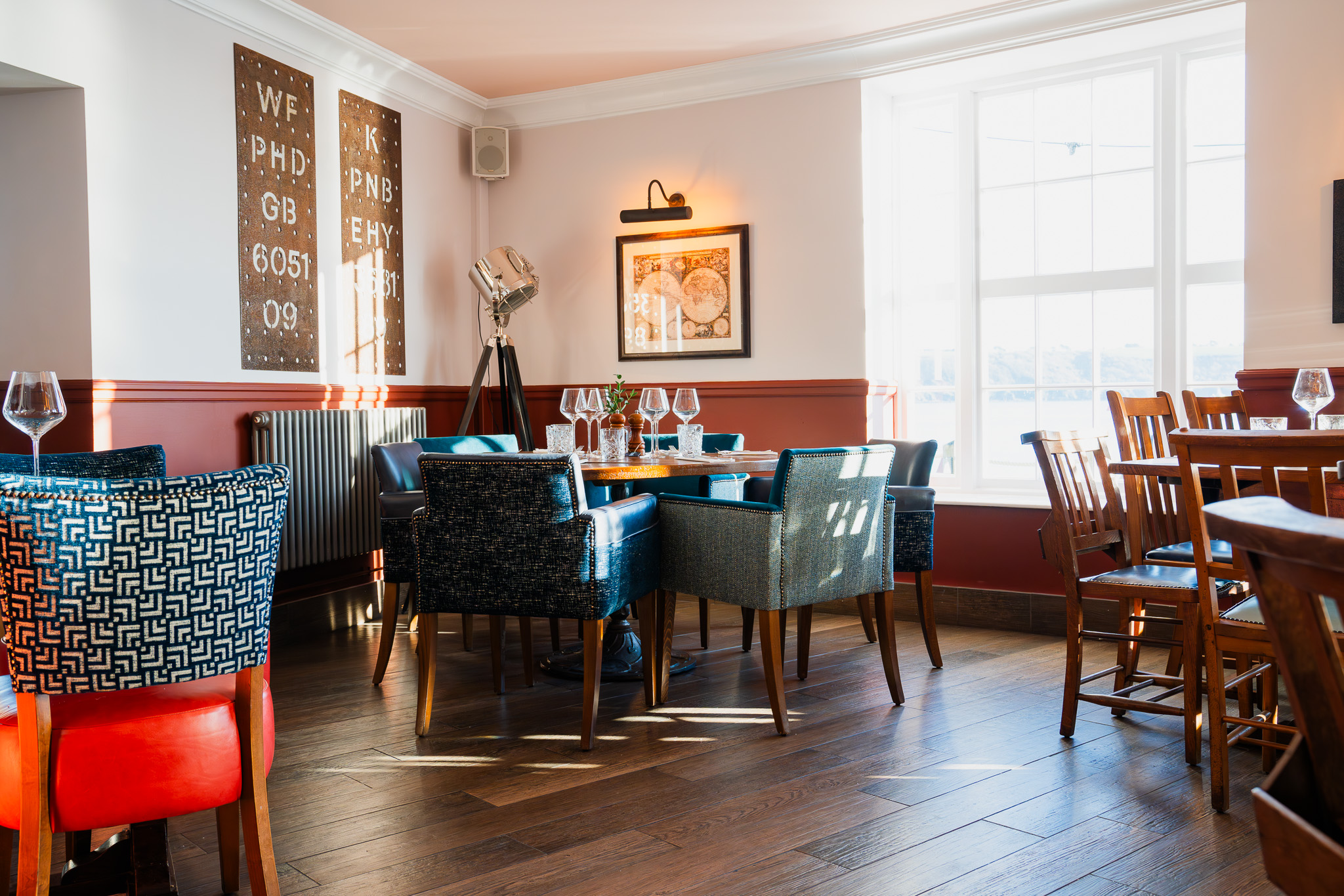 滨水区；海滨；河畔区域（注：具体含义需结合语境确定，这里滨水区是较为宽泛常用的译法） 丨United KingdomPlymouth-21