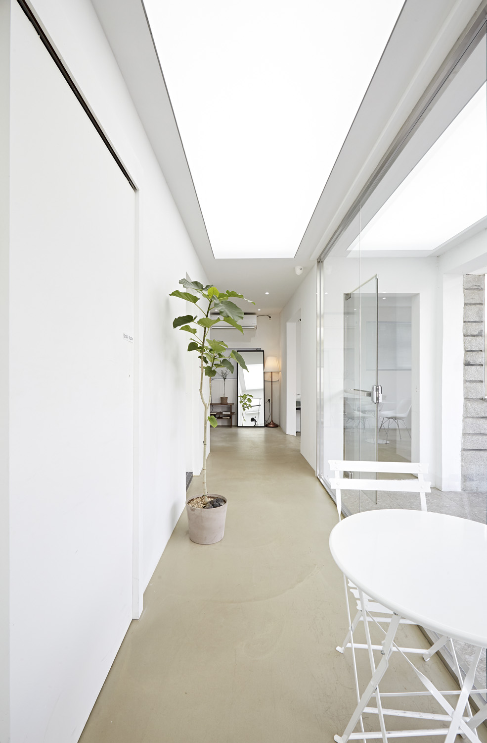 40 平米白色简约风咖啡厅 设计展现极简美学魅力-11