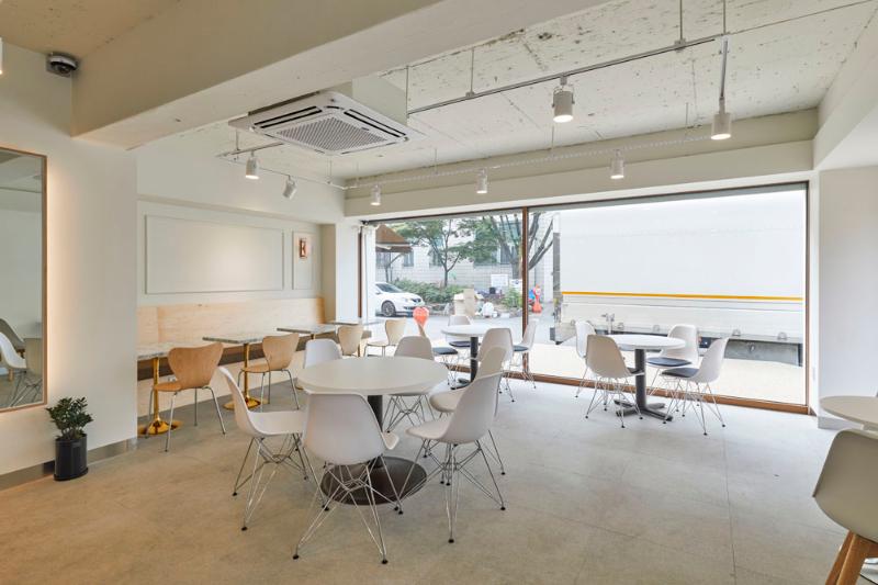 22 坪简约咖啡厅，诠释白色与木质的温馨魅力-9