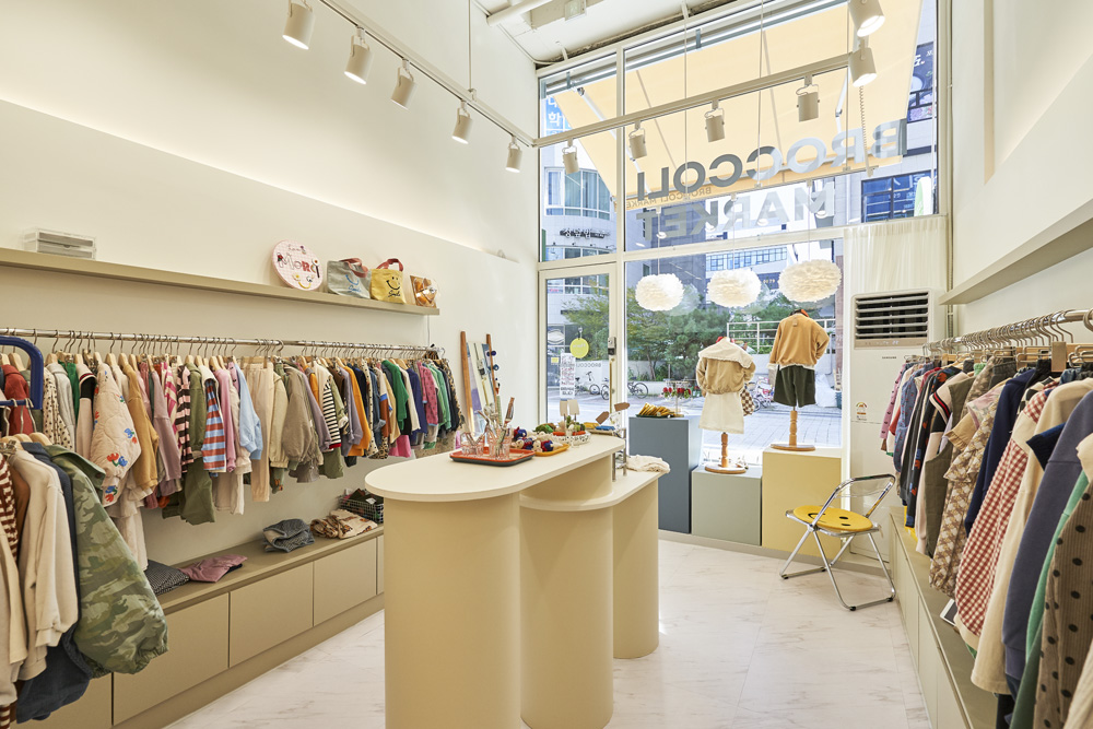 白色与木质的极简服饰店设计-7