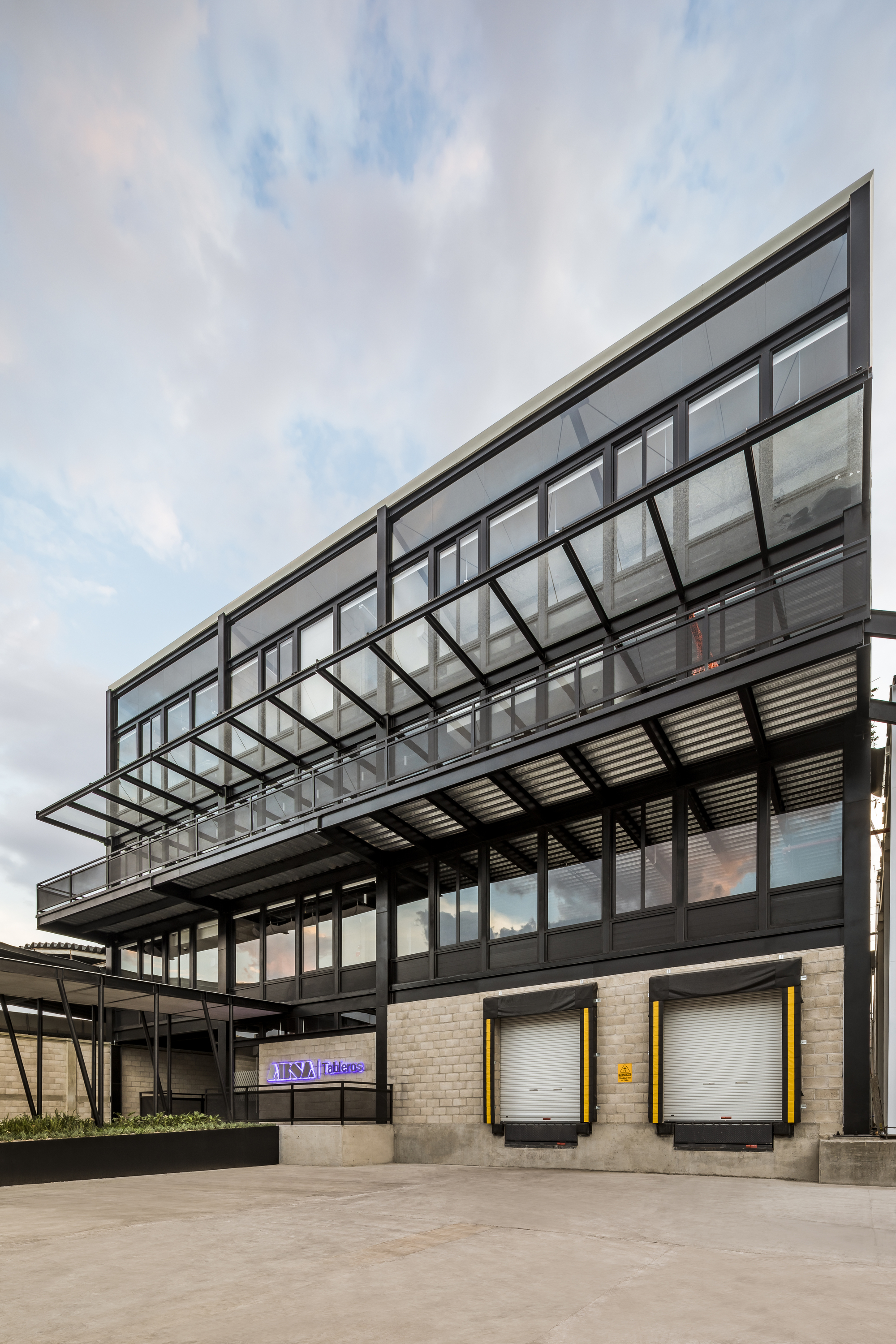 墨西哥 ABSA 总部办公建筑 | 工业风中的和谐环境-11