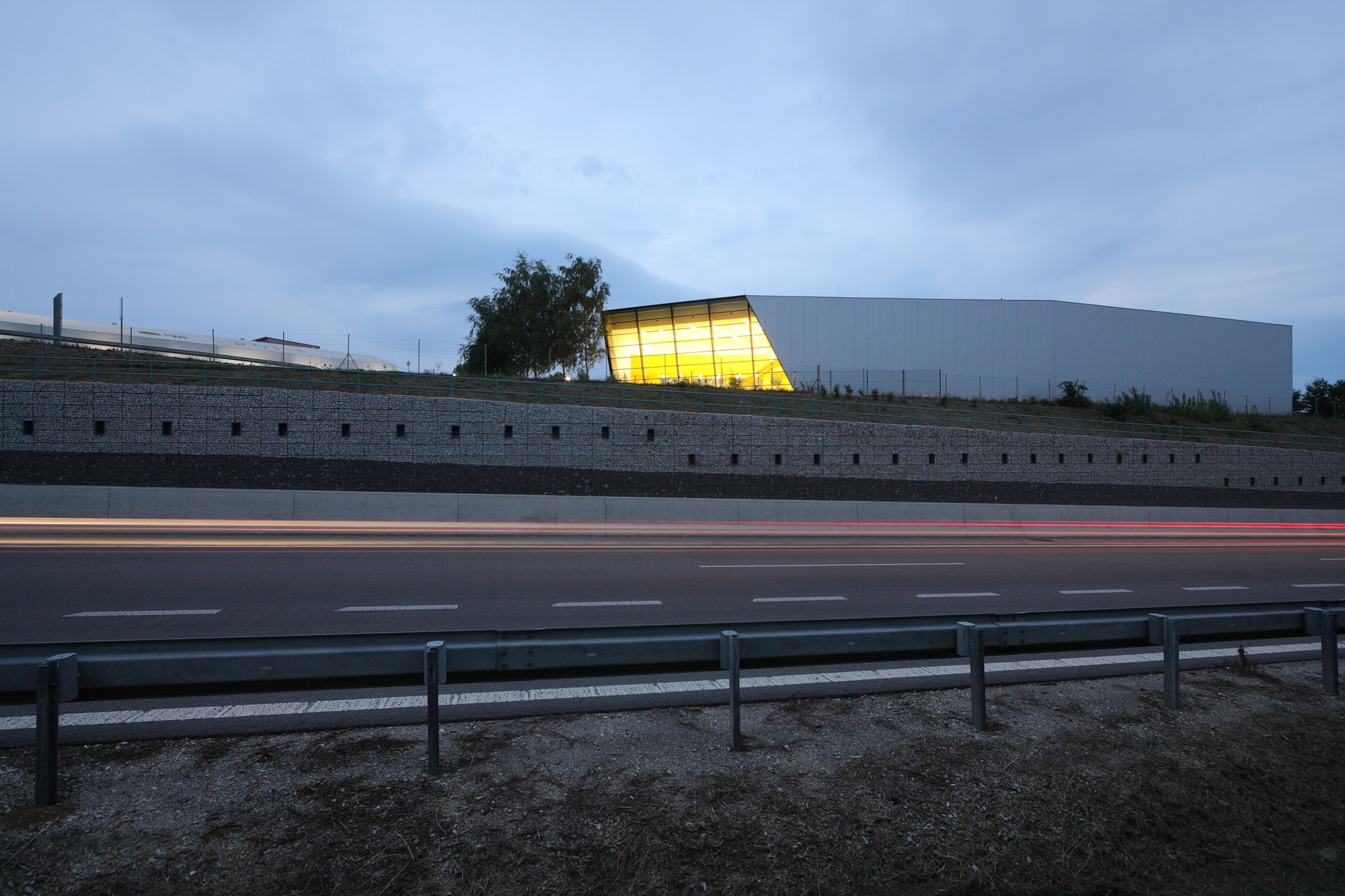 高速公路旁的透明办公建筑-10