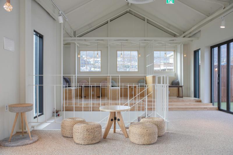 甜蜜的 58 平米白色&木质咖啡馆设计-4