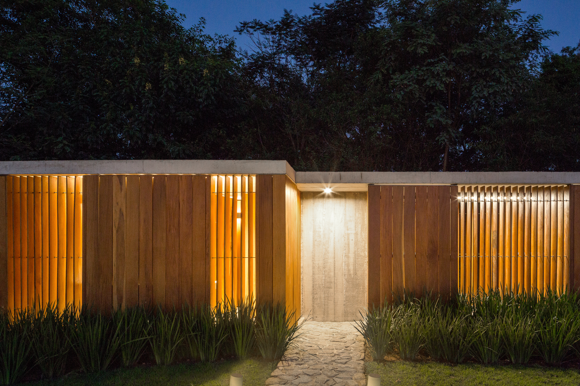 巴西水库边的木构休闲亭-19