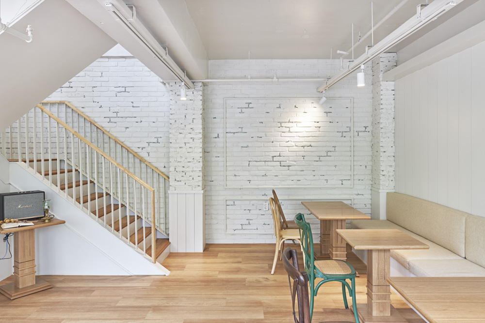 白色木纹打造舒适 50 平咖啡厅空间-11