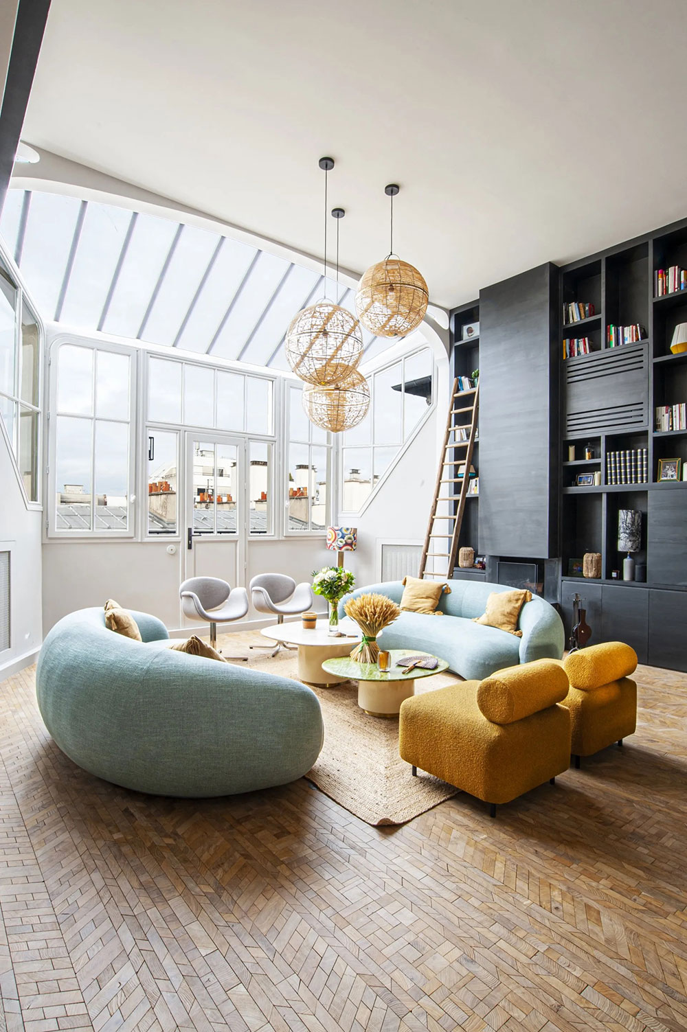 巴黎梦幻两层 Loft 设计，高挑空间与独特书架令人惊叹-2