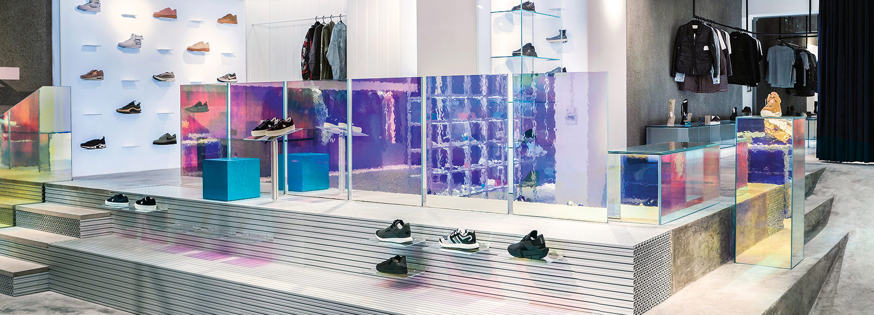 巴塞罗那“sivasdescalzo”商店，铝型材与虹彩水晶玻璃的工业风设计-0