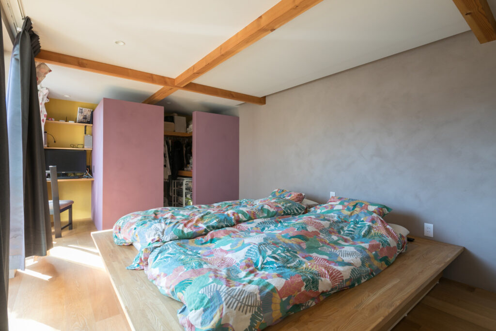 薪ストーブのあるピットリビング　外とのつながりがくつろぎを生む “共有”の空間と時間を作る家 | Style of Life | 100%LiFE-16