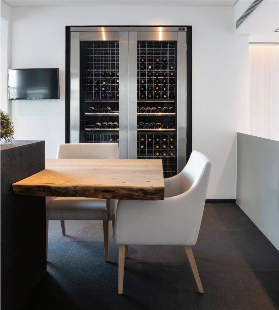 巴西 SP 住宅 | 金属折叠楼梯设计，双层高客厅与泳池完美融合-9