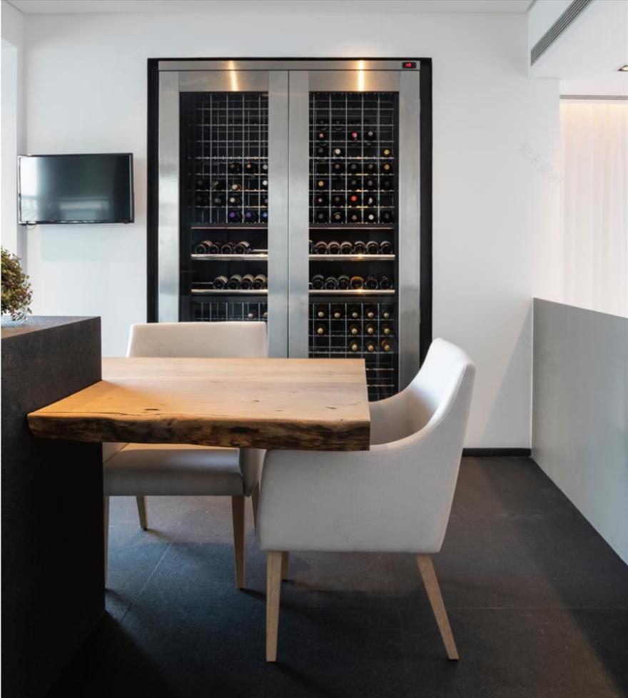 巴西 SP 住宅 | 金属折叠楼梯设计,双层高客厅与泳池完美融合-9