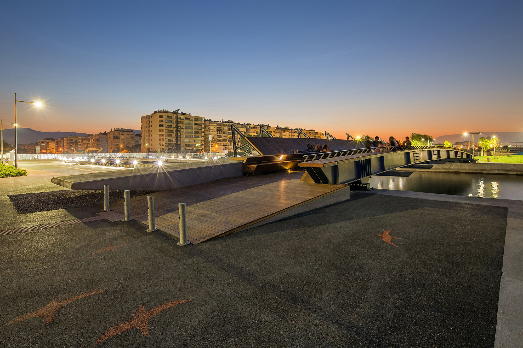伊兹密尔海滨重塑项目 · Bostanlı日落休息室&人行天桥-37