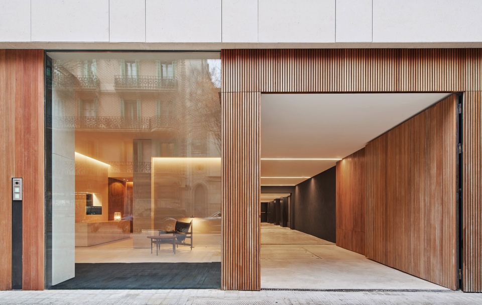 巴塞罗那 Ausiàs March 住宅楼改造 | 向光线致敬的现代建筑立面-10