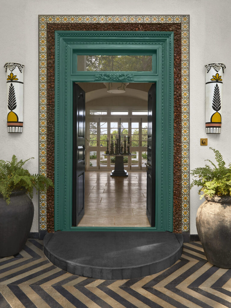 鸡蛋花庄园

注：Frangipani常见指鸡蛋花 ，Estate有庄园、地产等意思，结合语境这里翻译为鸡蛋花庄园较为合适 丨FADD Studio-13