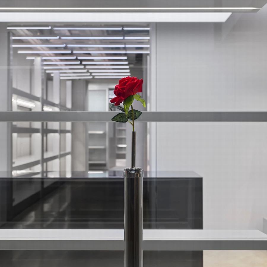 巴黎世家与安德鲁·j·格林的创新合作,通过”永恒符号”系列作品，重新诠释了巴黎世家的标志性风格 - 米尚丽零售设计网 MISUNLY- 美好品牌店铺空间发现者-8