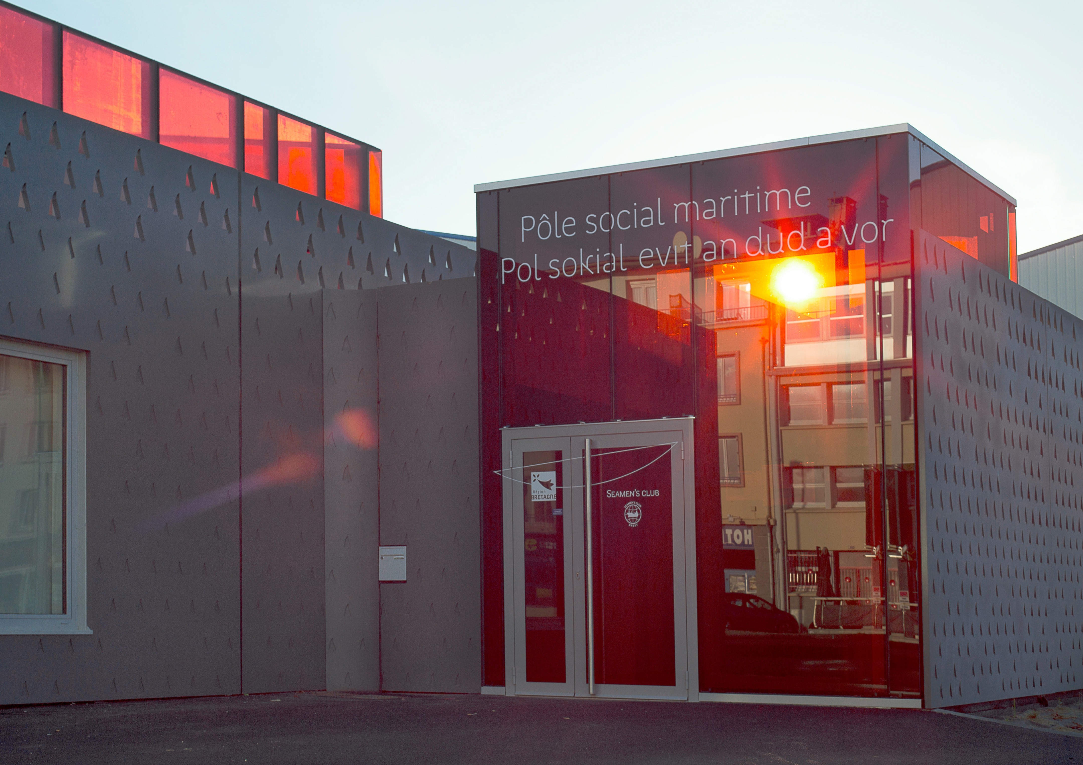 废弃建筑重生,海员社交中心成为港口新地标-20