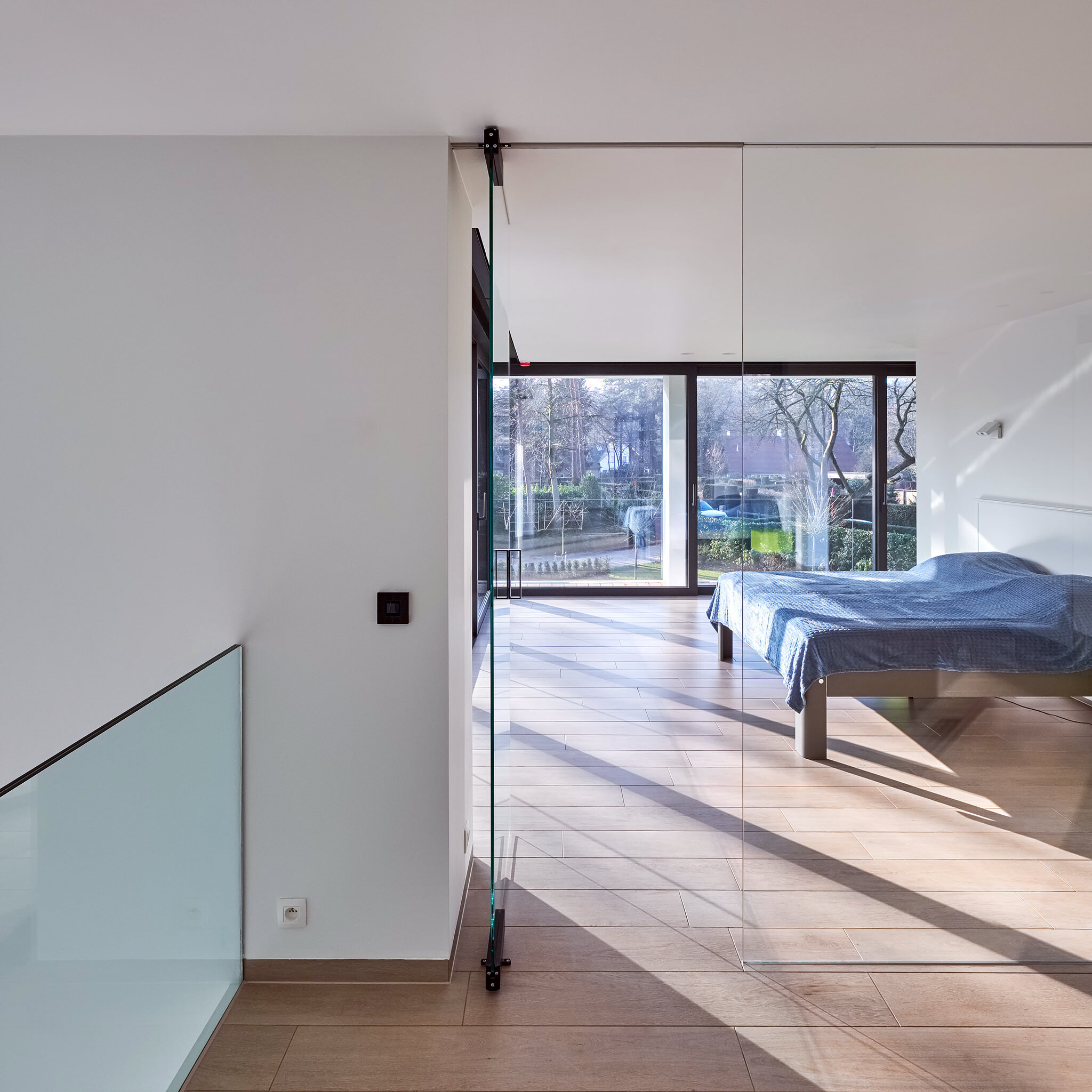 比利时现代住宅中的轻质透明旋转门设计-25