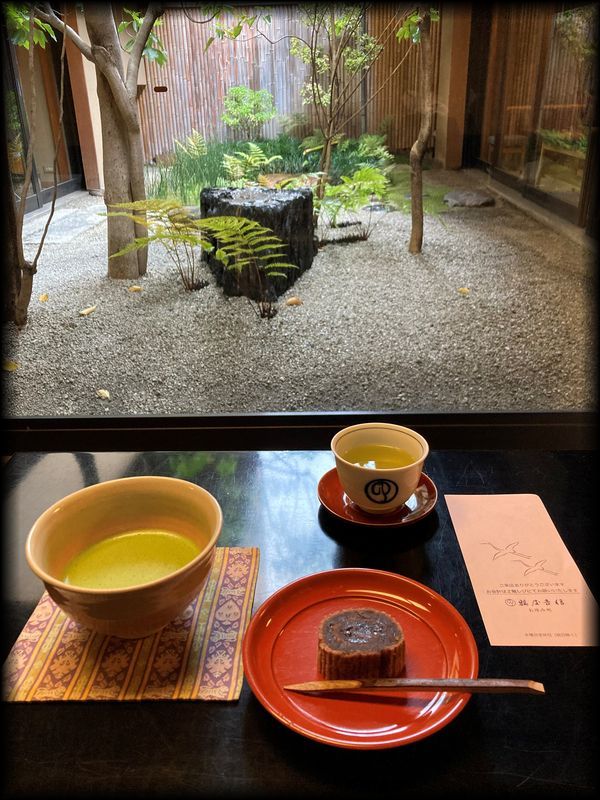 鶴屋吉信本店茶寮「菓遊茶屋」茶室「游心」及坪庭丨日本京都-11