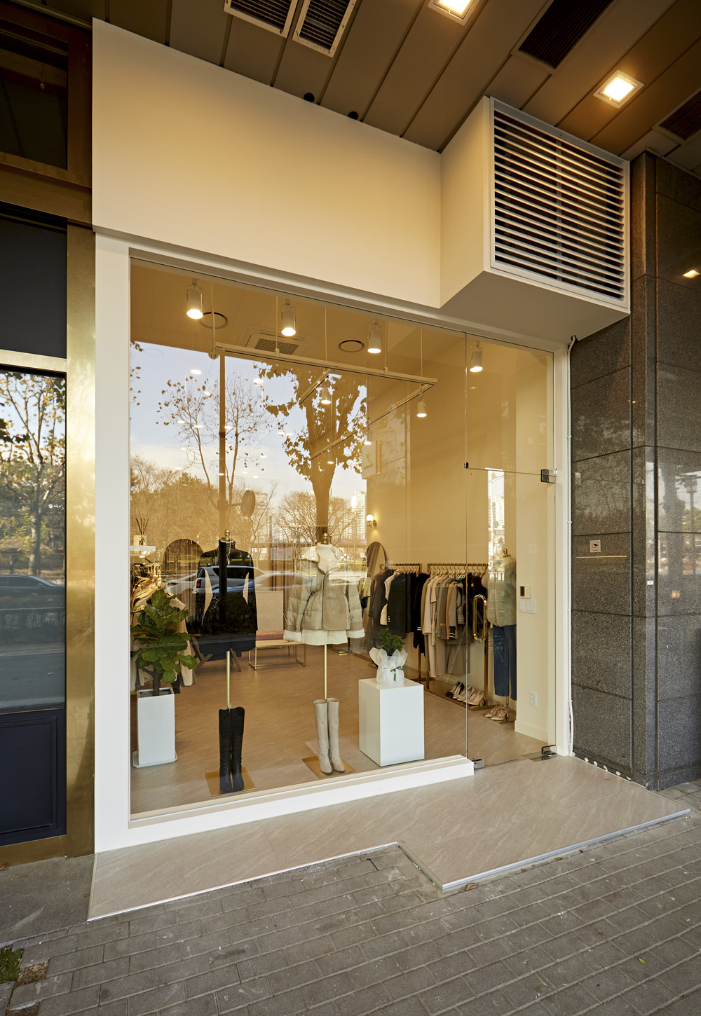 11 坪时尚服饰店 | 现代简约风的空间艺术-16