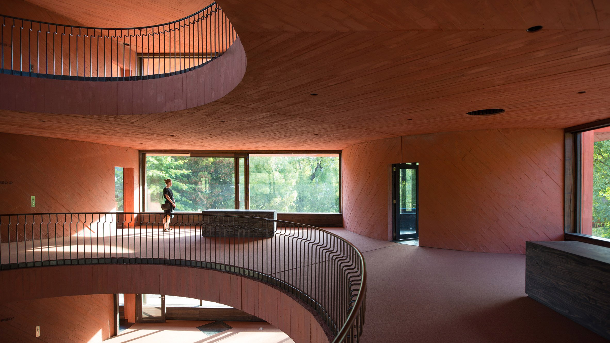 智利大学创新中心 | 红 concrete 中的圆形奇观-0