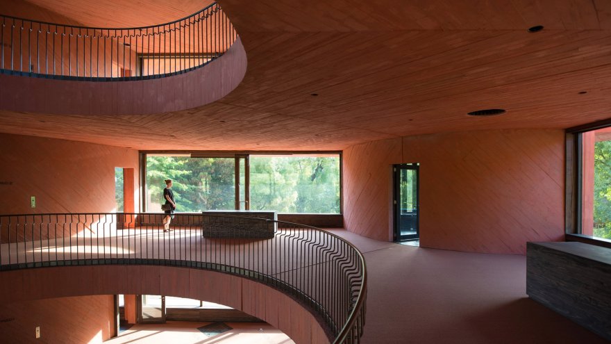 智利大学创新中心 | 红 concrete 中的圆形奇观-0