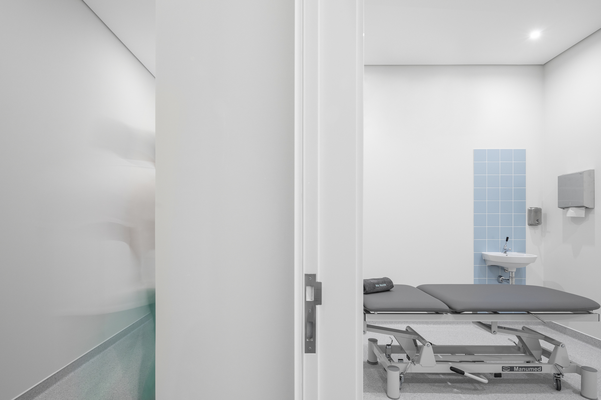 Physiotherapy Clinic / Hinterland Architecture Studio-30