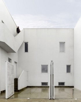 Radical alteration and refurbishment of an e·isting terraced house（现有梯田房屋的径向改造和翻新）