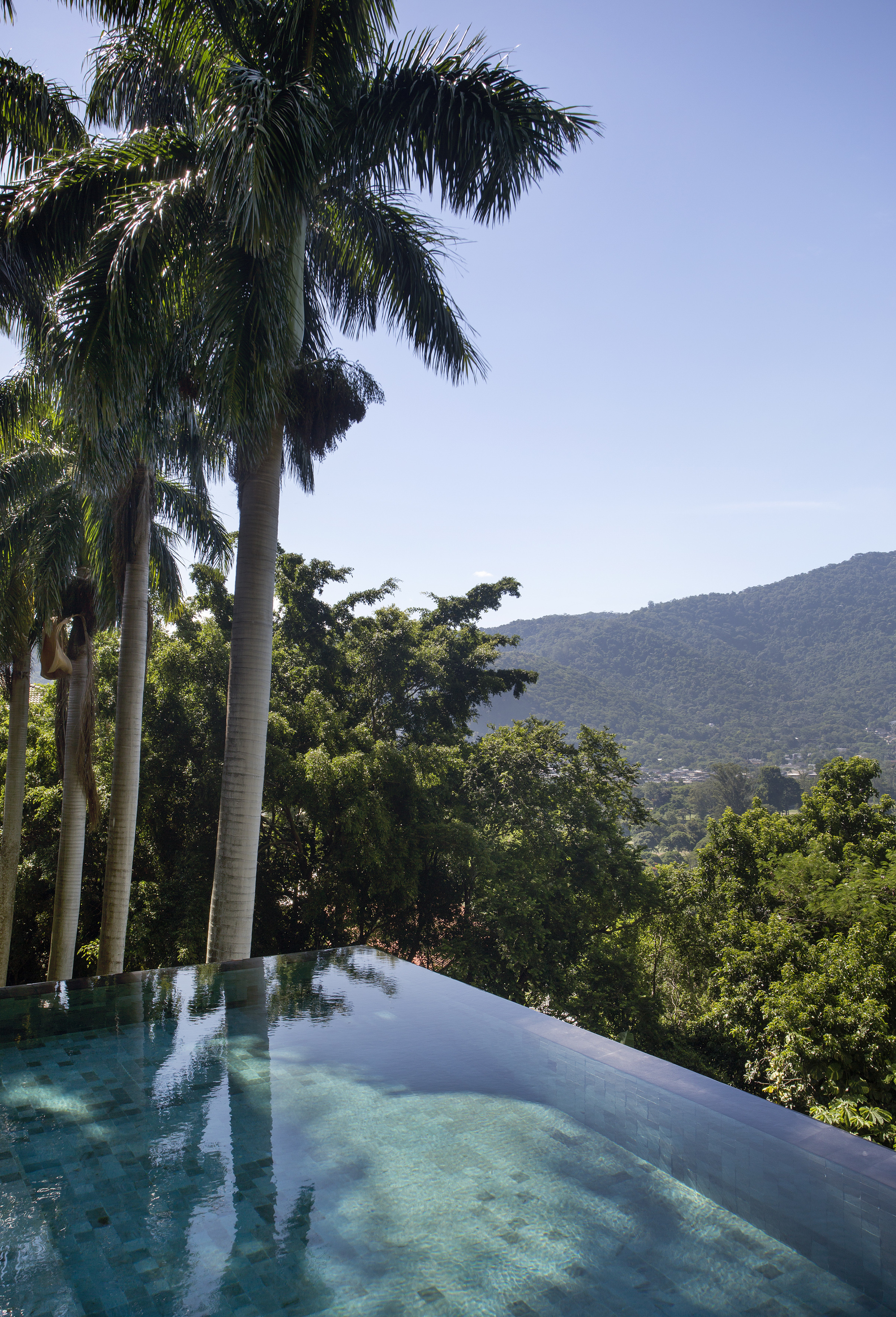 里约热内卢绿意盎然的无界泳池别墅-20