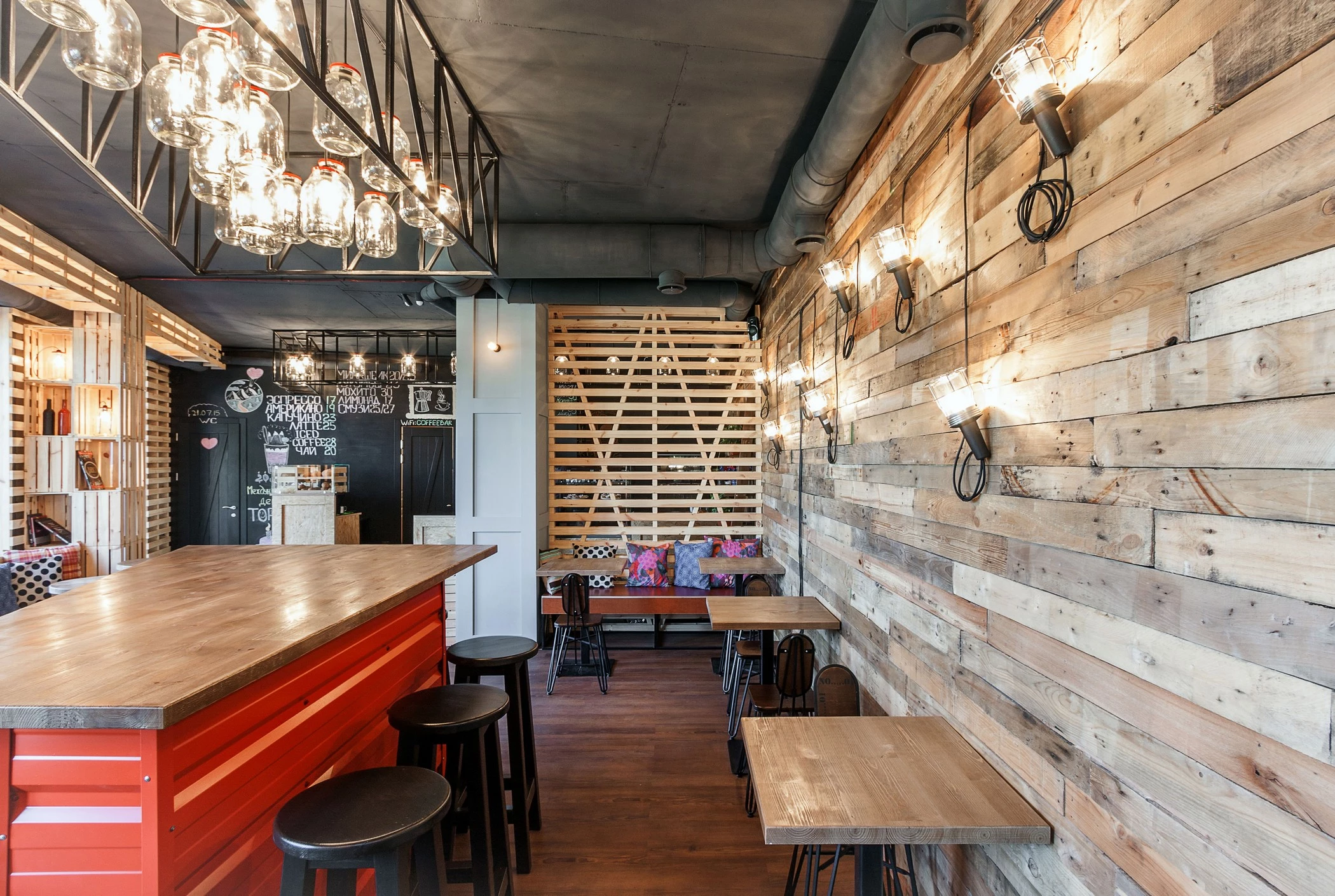 乌克兰 PENKA 咖啡吧 | 木质温馨空间与创意金属灯饰的完美结合-13