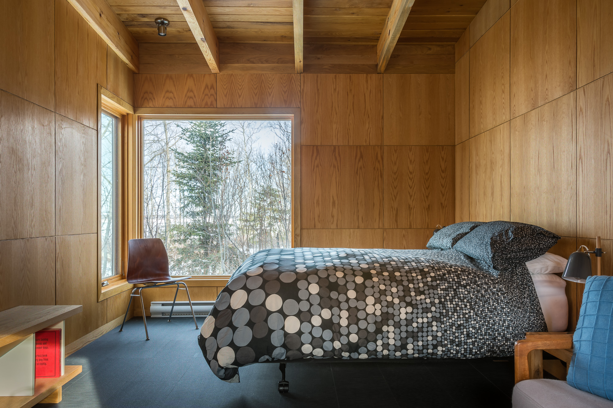 温尼伯湖畔的现代小屋，融入自然的私密空间-22