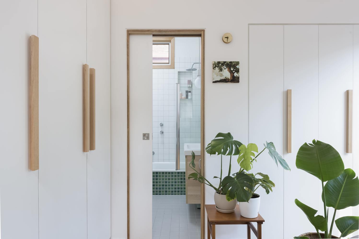 阳光下的白色铜木空间-31