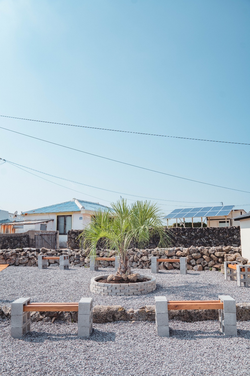 16 坪济州岛咖啡厅，舒适温馨的白色木质空间-4