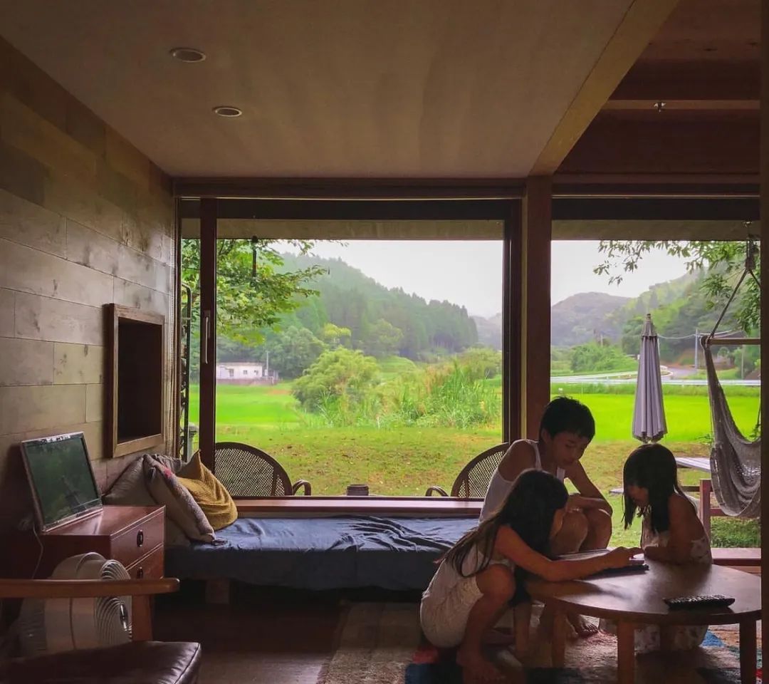 三胎家庭住进深山10年，人均6㎡卧室，却坐拥整片山林-133