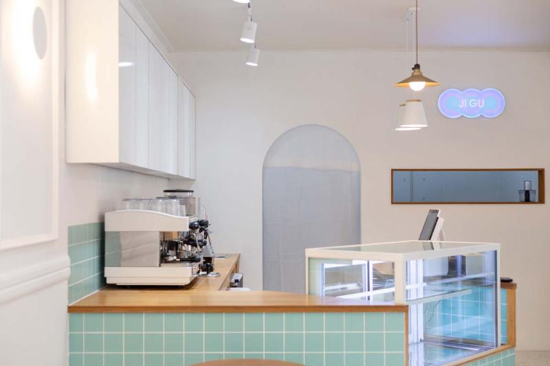 12 平米地球咖啡厅，白色&木色打造清新空间-4