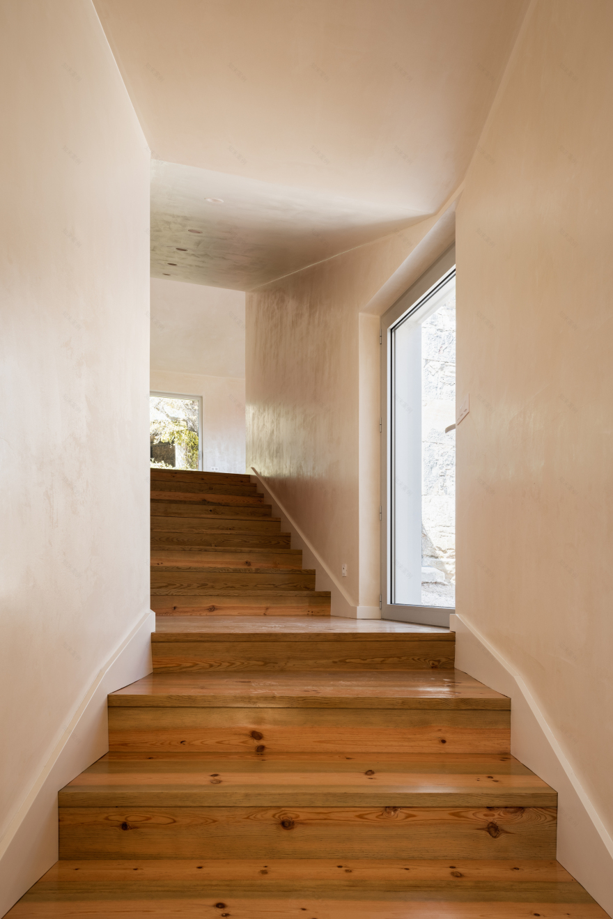 山坡上的 SO House | 岩石与光影的平衡游戏-15