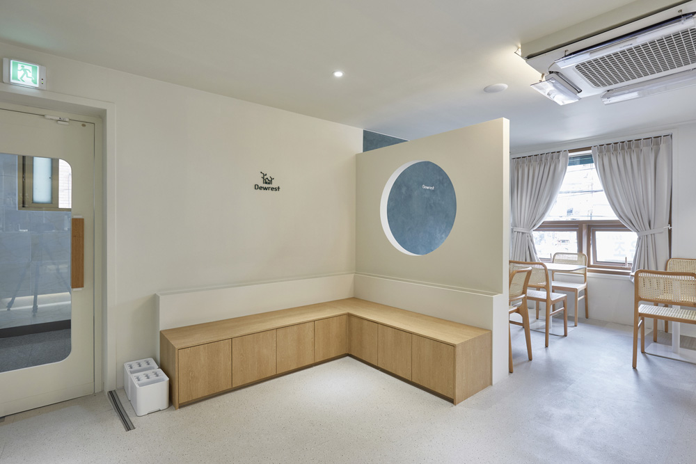 "白色&木质，现代设计的 30 平米咖啡厅"-7