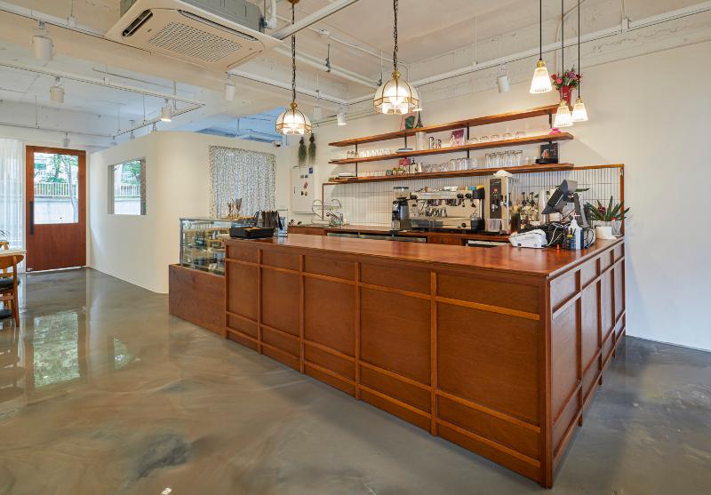 20 平米白色与木质元素咖啡厅设计-5