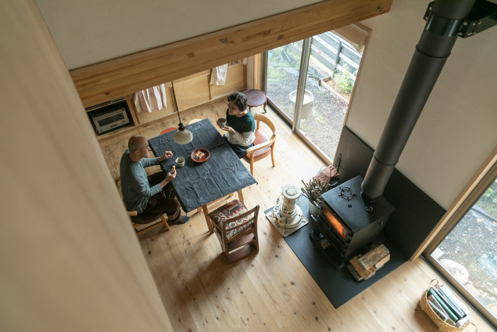 吹き抜けを家の中心に作るあたたかな自然素材の家に『shizen』の器が映える | Style of Life | 100%LiFE-0