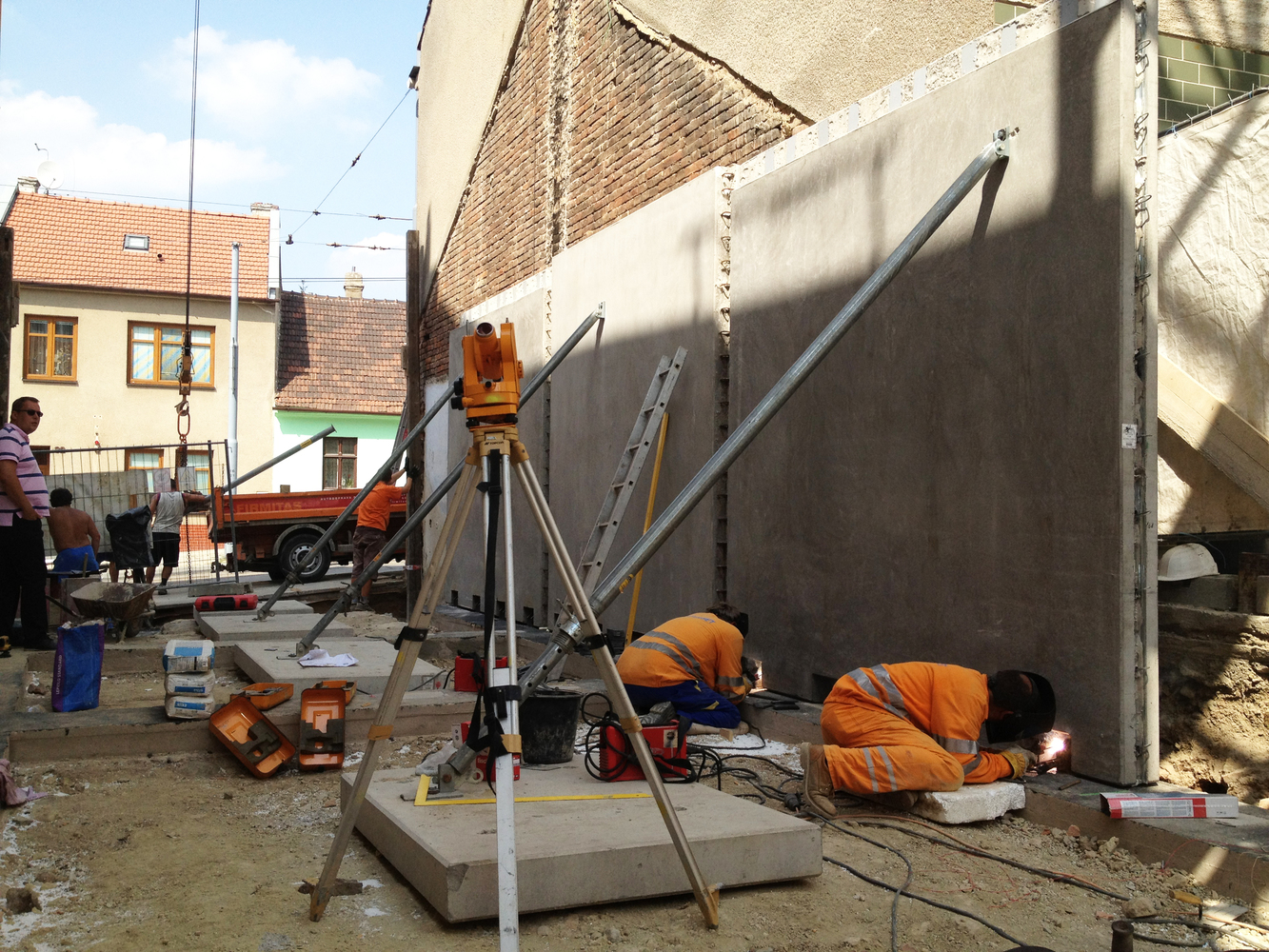 捷克布拉格四层狭长住宅-56