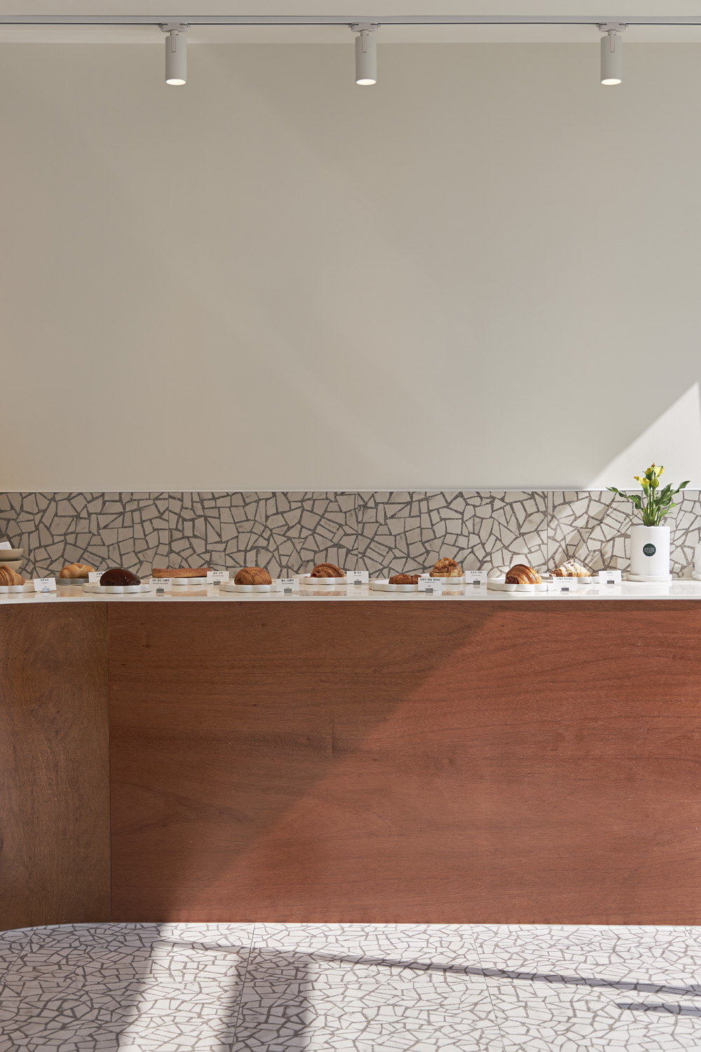 16 坪现代咖啡厅，简约风格中的温馨之作-13