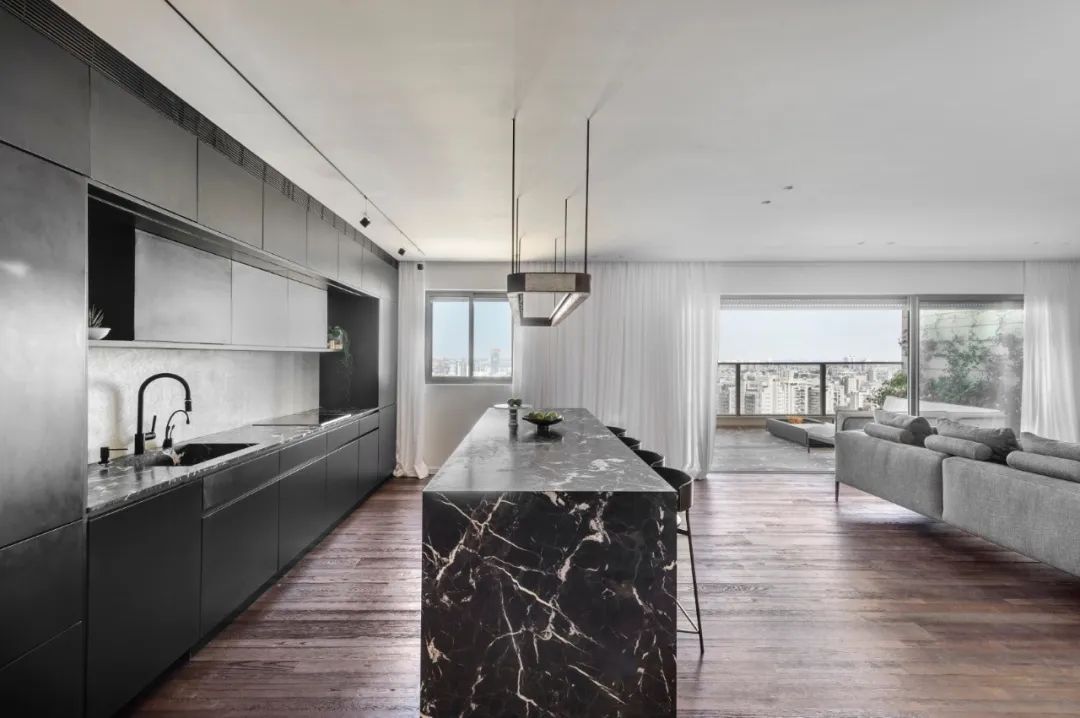 Aviram Kushmirski 打造轻奢风空间，黑白色调与实木地板的完美搭配-79
