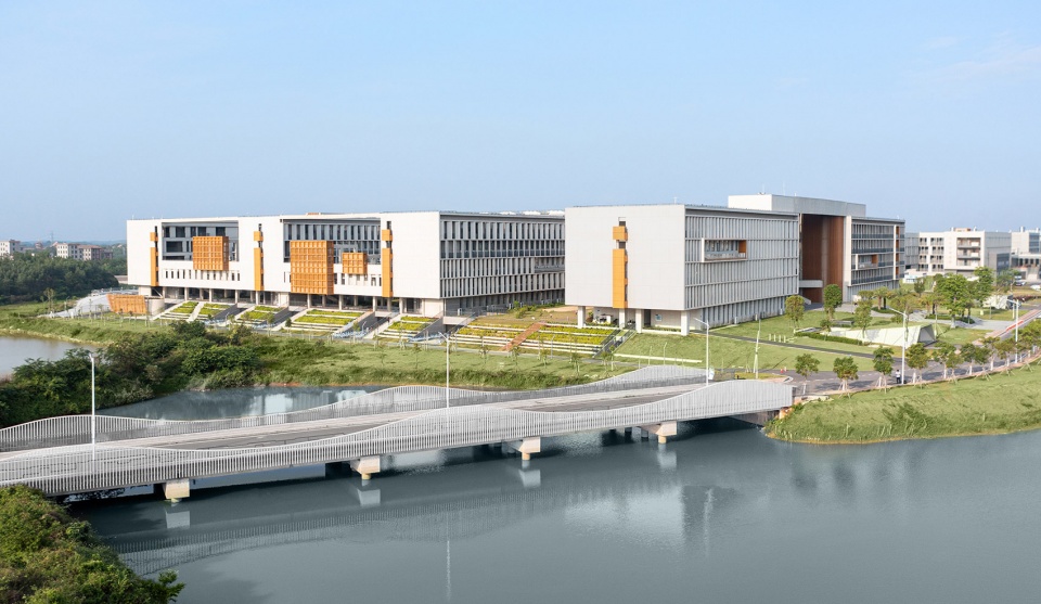 广东石油化工学院公共教学组团——依山傍水,打造生态校园-31